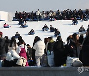 눈썰매장에 모인 사람들