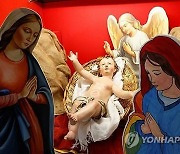 아기예수와 성모 곁, 성요셉 대신 웬 여성이?…논란 된 伊 성탄 장식