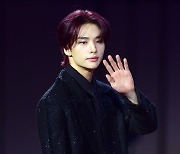 [포토] 스트레이 키즈 현진, '부드러운 손인사~' (2023 SBS 가요대전)