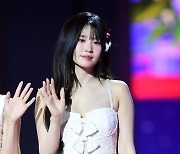 [포토] 프로미스나인 송하영, '우아한 손인사~' (2023 SBS 가요대전)