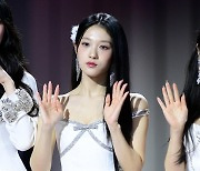 [포토] 프로미스나인 이서연, '우아한 손인사~' (2023 SBS 가요대전)