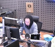 박명수 “다른 DJ들 누워 있을 때 난 생방…캐럴 연속 재생 보기 안 좋아”(라디오쇼)