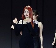 르세라핌 윤진 '과감한 슬릿 드레스'