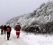 지리산 바래봉을 찾은 산타