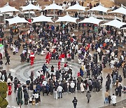 '2023 임실 산타축제' 산타공연과 관광객들