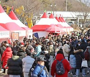 '2023 임실 산타축제' 먹거리장터에 줄을 선 많은 관광객들