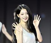 프로미스나인 이나경,'여신의 손인사' [사진]