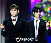 [T포토] 동방신기 '여유로운 손하트'