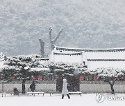 눈 맞으며 추억 남기기