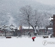 눈 맞으며 추억 남기기