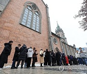 크리스마스 명동성당 찾은 신자들