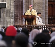 주님 성탄 대축일 미사 집전하는 정순택 대주교