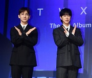 [종합] '데뷔 20주년' 동방신기 "더 짙어지는 와인 같은 그룹"…과거·현재·미래 담은 '20&2'