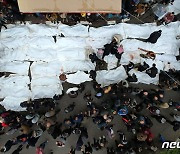 [포토] '성탄절 공습' 가자지구 거리에 놓인 시신들