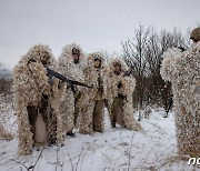 [포토] 성탄절에도 전쟁은 계속…길리슈트 입은 우크라軍