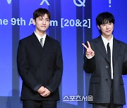 [포토]데뷔 20주년 기념 앨범 발표하는 동방신기