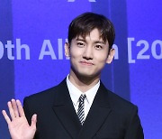 [포토]손인사 건네는 동방신기 최강창민