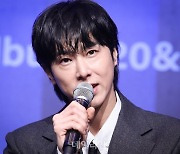 유노윤호, 이글거리는 눈빛