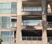 현관문 열자 연기가 자욱…화재 땐 집안이 더 안전할 수도