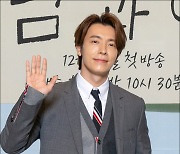 [MD포토] 이동해, '훈훈한 손인사'