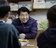 송파 보호아동에 희망과 온기 나눔… 구청장 할아버지는 일년 내내 산타[현장 행정]