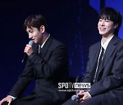 [포토S] 유노윤호, '최강창민의 칭찬에 부끄러워'