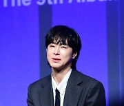 [포토]유노윤호, 20주년 동방신기 9집 흐뭇해