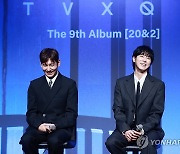 환하게 웃는 동방신기