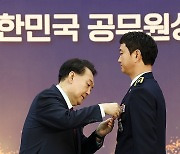 윤석열 대통령, 오혁진 해경 경위에게 옥조근정훈장 친수