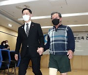 의족 착용한 국가유공자와 함께 걷는 이희완 차관