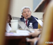 청문회 질의에 답변하는 김홍일 방통위원장 후보자