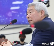 의원들 질의에 답변하는 김홍일 방통위원장 후보자