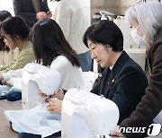 한화진 장관 '폐현수막이 가방으로 변신'