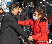 탈당 기자회견에 앞서 지지자와 인사하는 이준석