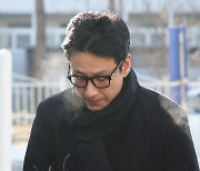 '탈출'·'행복의 나라'…이선균, 유작 어떻게 되나