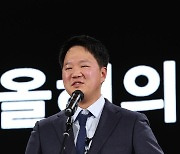 수상 소감 말하는 이동현 캐디