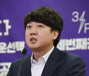 [속보] 이준석, 국민의힘 탈당…“보름달은 지고 초승달은 차오른다”