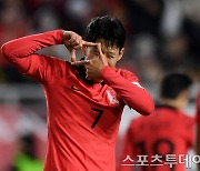 손흥민, FIFA 공식 SNS에 이름 개재…"당신의 첫 유니폼은 누구입니까"