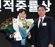 김홍택, 2023 KPGA 아워홈 그린적중률상 수상[★포토]