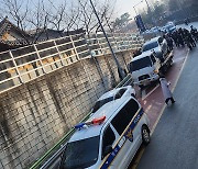 [TD포토] 이송되는 이선균 차량