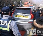 [TD포토] 이선균 차량 이송중인 경찰