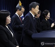 2028 대입 개편안 발표 관련 질문에 답하는 이주호 부총리