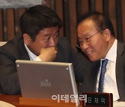 [포토]'대화하는 윤재옥-유의동'