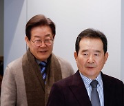 오찬 회동 입장하는 이재명 대표와 정세균 전 총리