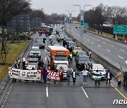 LA·뉴욕 공항 가는 도로 점거한 친팔레스타인 시위대 약 62명 체포