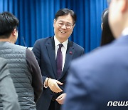 취재진과 인사 나누는 이관섭 신임 비서실장