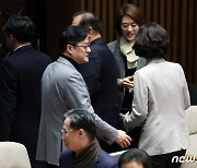 '쌍특검법' 본회의 통과 후 인사 나누는 홍익표 원내대표