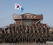 윤석열 대통령, 국군 장병들과 기념 촬영