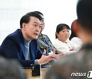 군인 가족과 간담회하는 윤 대통령