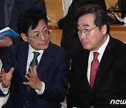 대화하는 이낙연 전 총리·최성 전 시장